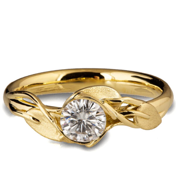 טבעת עלים עשויה זהב צהוב ומשובצת מואסניט – Leaves #6 טבעות אירוסין