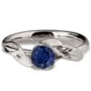 טבעת אירוסין בהשראת הטבע עשויה פלטינה ומשובצת אבן ספיר LEAVES #6 טבעות אירוסין