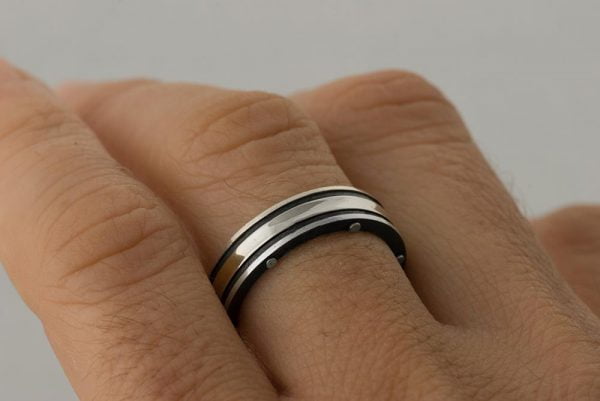 טבעת נישואין בעיצוב מודרני עשויה בעבודת יד, מורכבת משילוב של כסף וזהב לבן BNG #1 טבעות נישואין