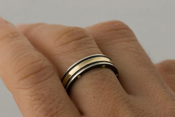 טבעת נישואין בעיצוב מודרני עשויה בעבודת יד, מורכבת משילוב של כסף וזהב צהוב BNG #1 טבעות נישואין