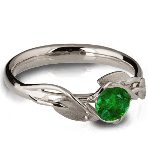 טבעת עלים בהשראת הטבע עשויה זהב לבן ומשובצת אבן אמרלד LEAVES #6 טבעות אירוסין