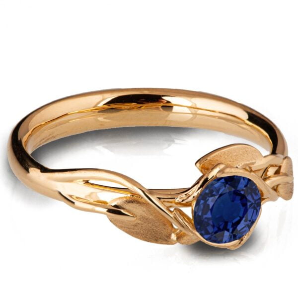 טבעת אירוסין בהשראת הטבע עשויה זהב אדום ומשובצת אבן ספיר LEAVES #6 טבעות אירוסין