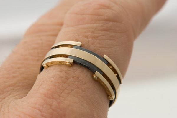 טבעת בעיצוב ארכיטקטוני עשויה זהב צהוב וכסף – BNG #3W טבעות נישואין