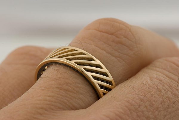 טבעת ייחודית לגבר עשויה משילוב של זהב צהוב וכסף מושחר Grid #3 טבעות נישואין