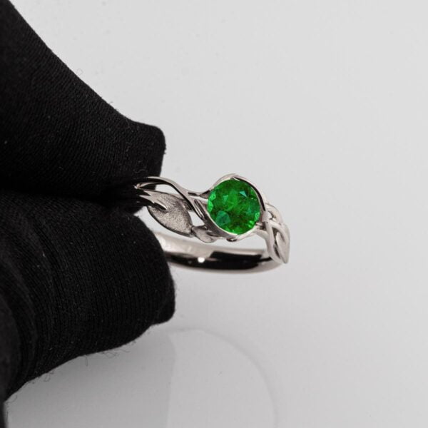 טבעת עלים בהשראת הטבע עשויה פלטינה ומשובצת אבן אמרלד LEAVES #6 טבעות אירוסין