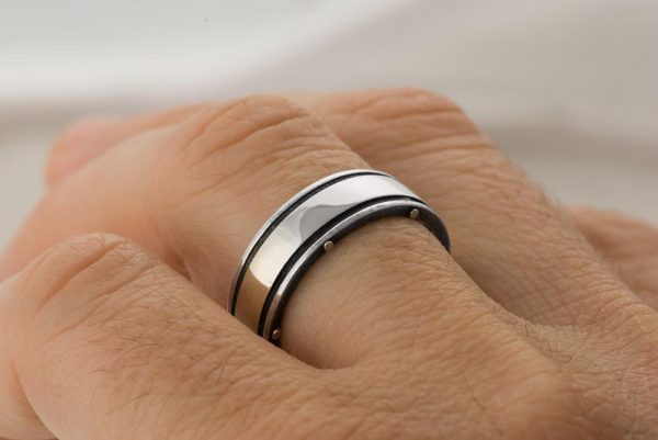 טבעת נישואין בעיצוב מודרני עשויה בעבודת יד, מורכבת משילוב של כסף וזהב לבן BNG #1W טבעות נישואין