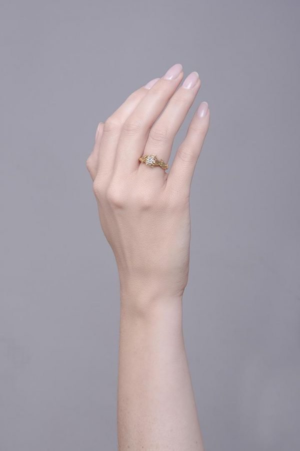 טבעת מעוטרת עלים עשויה זהב צהוב ומשובצת אמרלד – Leaves #4 טבעות אירוסין