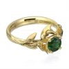 טבעת מעוטרת עלים עשויה זהב אדום ומשובצת אמרלד – Leaves #4 טבעות אירוסין