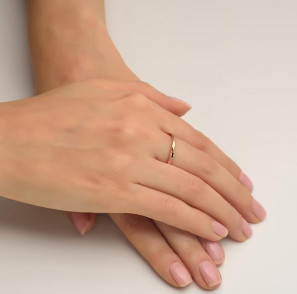 טבעת נישואין עדינה בעבודת יד עשויה זהב אדום Mobius #1 טבעות נישואין