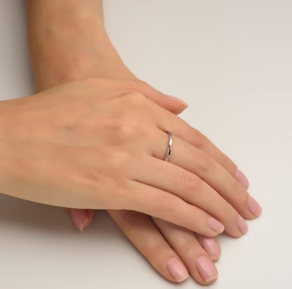 טבעת נישואין עדינה בעבודת יד עשויה זהב לבן Mobius #1 טבעות נישואין