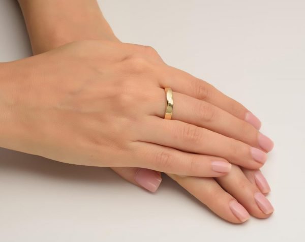 טבעת נישואין 'מוביוס' עשויה זהב צהוב Mobius #3 טבעות נישואין