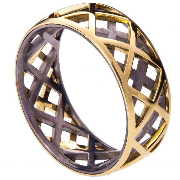 טבעת נישואין לגבר עשויה משילוב של זהב צהוב וכסף מושחר Grid #5 טבעות נישואין
