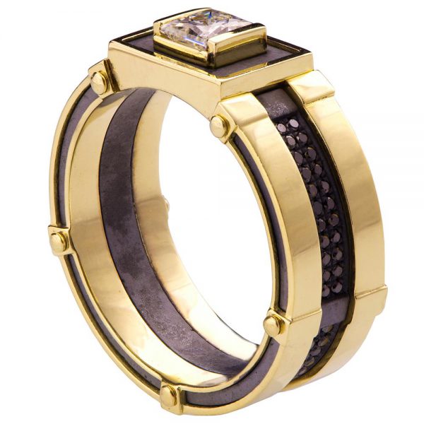 טבעת בעיצוב ארכיטקטוני עשויה זהב צהוב וכסף, משובצת יהלומים שחורים ומואסניט – BNG #15 קטלוג