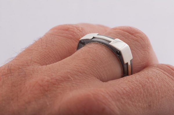 טבעת לגבר עשויה זהב לבן וכסף ומשובצת יהלומים שחורים – RBNG20 טבעות נישואין