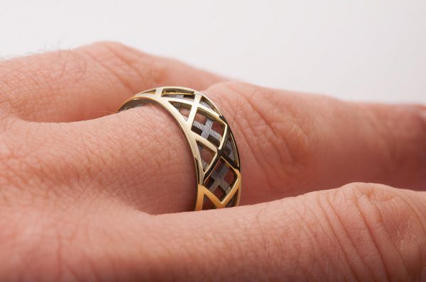 טבעת נישואין לגבר עשויה משילוב של זהב צהוב וכסף מושחר Grid #5 טבעות נישואין