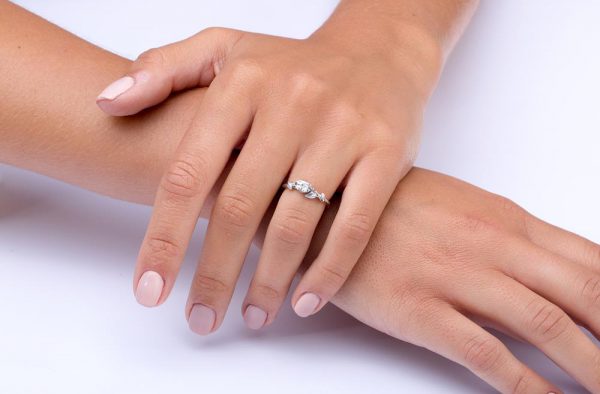 טבעת אירוסין בעיצוב עלים עשויה פלטינה ומשובצת יהלום LEAVES #14 טבעות אירוסין