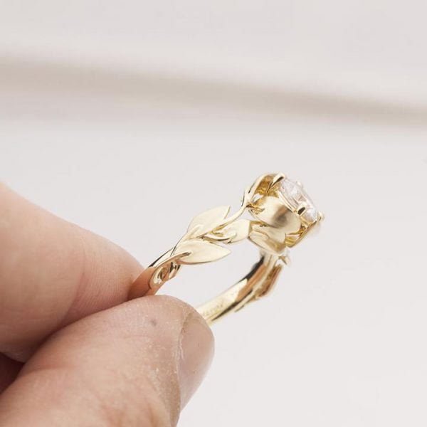 טבעת אירוסין בהשראת הטבע עשויה זהב לבן ומשובצת מואסניט – Leaves #7 טבעות אירוסין