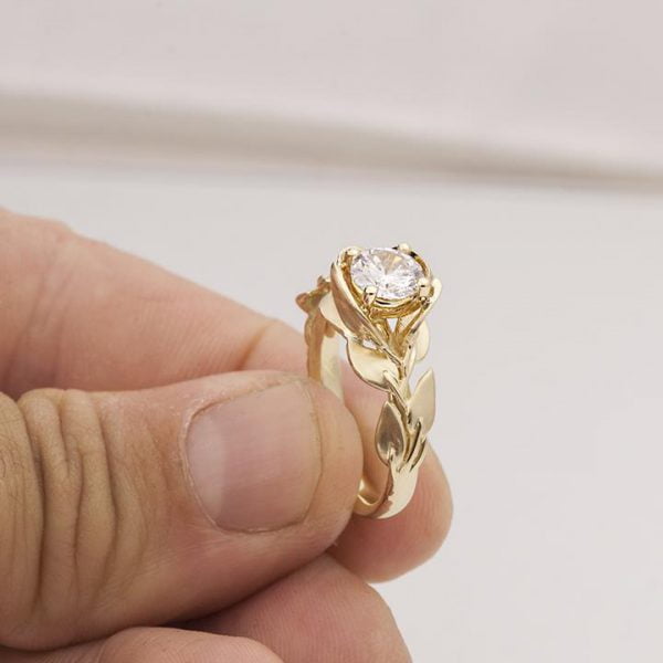 טבעת אירוסין בהשראת הטבע עשויה זהב לבן ומשובצת מואסניט – Leaves #7 טבעות אירוסין