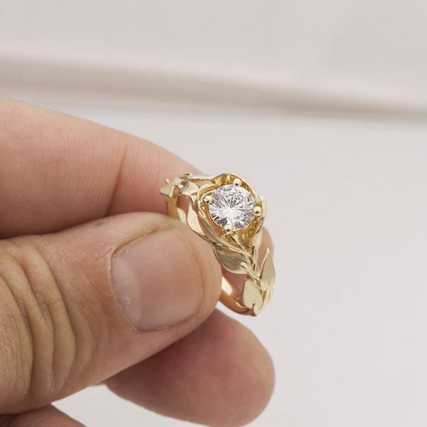 טבעת אירוסין בהשראת הטבע עשויה פלטינה ומשובצת מואסניט – Leaves #7 טבעות אירוסין