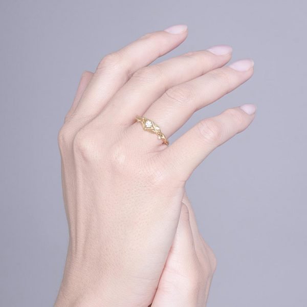 טבעת אירוסין בעיצוב עלים משובצת יהלומים בזהב צהוב #LEAVES13 טבעות אירוסין