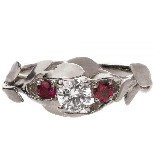 טבעת עלים בעבודת יד משובצת יהלום מרכזי לצד רובינים עשויה פלטינה #LEAVES8 טבעות אירוסין
