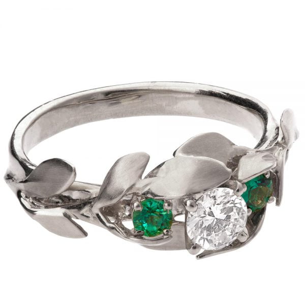 טבעת בהשראת הטבע עשויה פלטינה ומשובצת אמרלדים לצידי היהלום  #LEAVES8 טבעות אירוסין