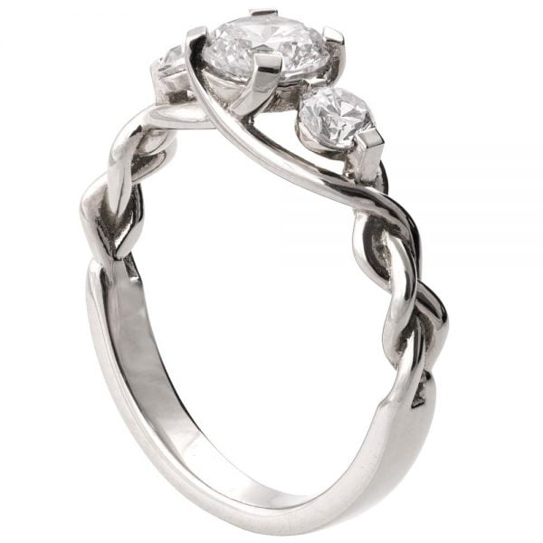 טבעת אירוסין קלועה מפלטינה משובצת מואסניט Braided 7 טבעות אירוסין