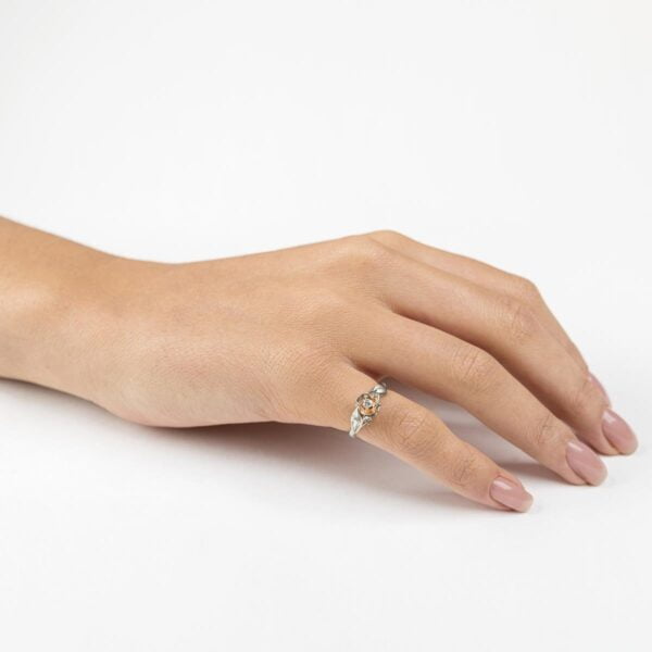 טבעת אירוסין בעיצוב ורד משובצת יהלום עשויה משילוב של זהב לבן ואדום Rose #3 טבעות אירוסין