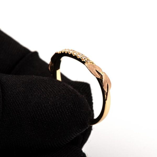 טבעת עלים אלגנטית משובצת יהלומים עשויה זהב צהוב LEAVES #3 טבעות נישואין