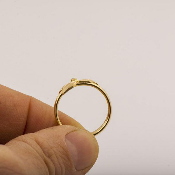 טבעת עלים עדינה בזהב צהוב משובצת יהלום LEAVES #1D טבעות נישואין