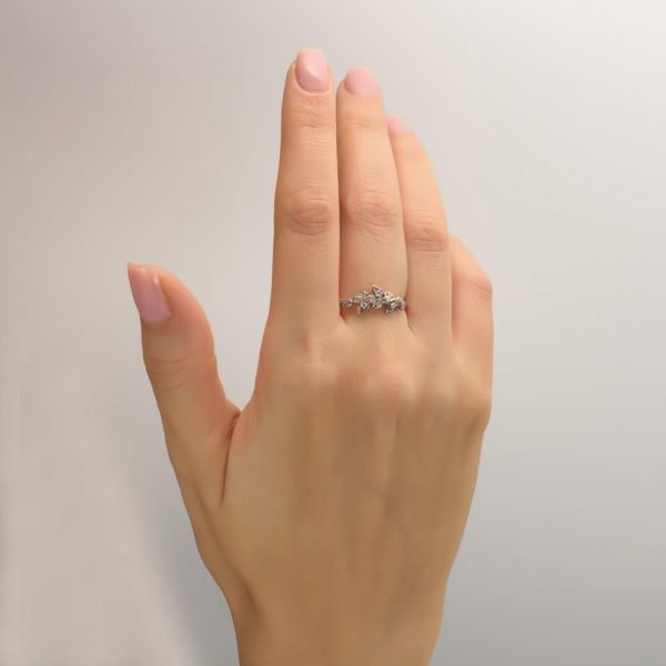 טבעת עלים בעבודת יד עשויה פלטינה ומשובצת יהלומים LEAVES #11 טבעות אירוסין