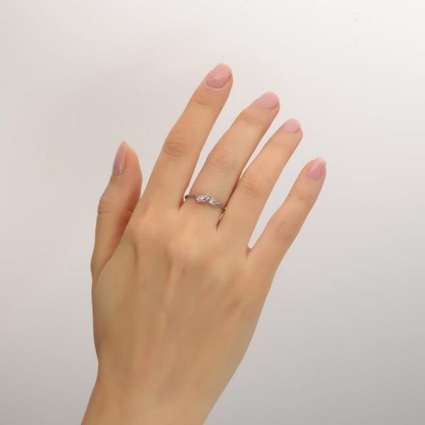 טבעת עלים עדינה בזהב לבן משובצת יהלום LEAVES #1D טבעות נישואין