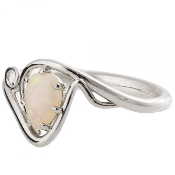 טבעת אירוסין טוויסט משובצת אופל עשויה זהב לבן opal3 טבעות אירוסין