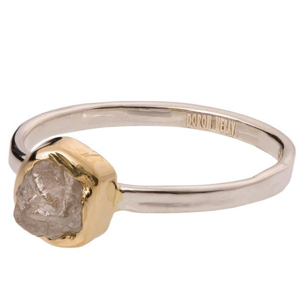 טבעת אירוסין עשויה משילוב של זהב צהוב ולבן ומשובצת ביהלום גולמי טבעות אירוסין