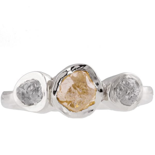 טבעת ייחודית בשיבוץ שלושה יהלומי גלם טבעיים עשויה זהב לבן טבעות אירוסין