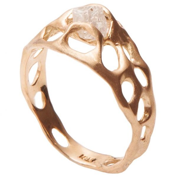 טבעת אורגנית בעבודת יד בשיבוץ יהלום גולמי עשויה זהב אדום Bio #E טבעות אירוסין