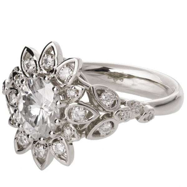 טבעת אירוסין וינטאג' מזהב לבן משובצת מואסניט ויהלומים Flower 2 Oval טבעות אירוסין