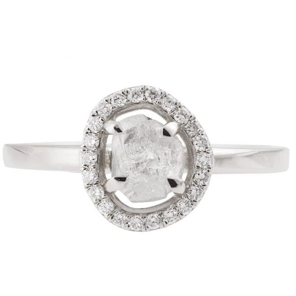 טבעת אירוסין עשויה פלטינה ומשובצת יהלום גולמי מוקף בהילת יהלומים קטנים טבעות אירוסין