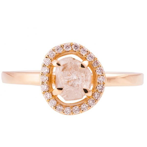 טבעת אירוסין עשויה זהב אדום ומשובצת יהלום גולמי מוקף בהילת יהלומים קטנים טבעות אירוסין