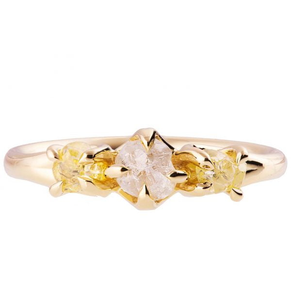 טבעת ייחודית בשיבוץ יהלומי גלם עשויה זהב צהוב טבעות אירוסין