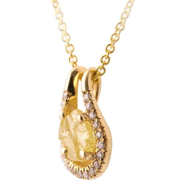 תליון ייחודי עשוי זהב צהוב ומשובץ באבן גולמית טבעית ובהילת יהלומים קטנים יהלומים גולמיים
