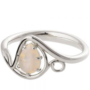 טבעת אירוסין טוויסט משובצת אופל עשויה פלטינה opal3 טבעות אירוסין