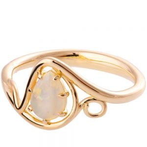 טבעת אירוסין טוויסט משובצת אופל עשויה זהב אדום opal3 טבעות אירוסין