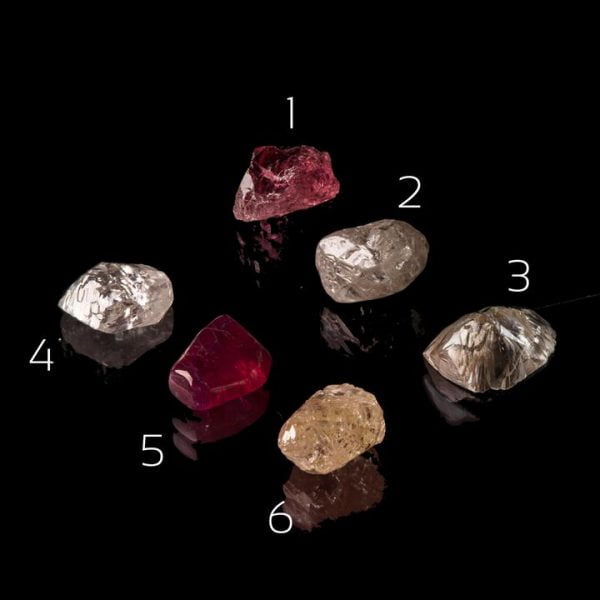 תליון ייחודי עשוי זהב אדום ומשובץ באבן גולמית טבעית ובהילת יהלומים קטנים יהלומים גולמיים