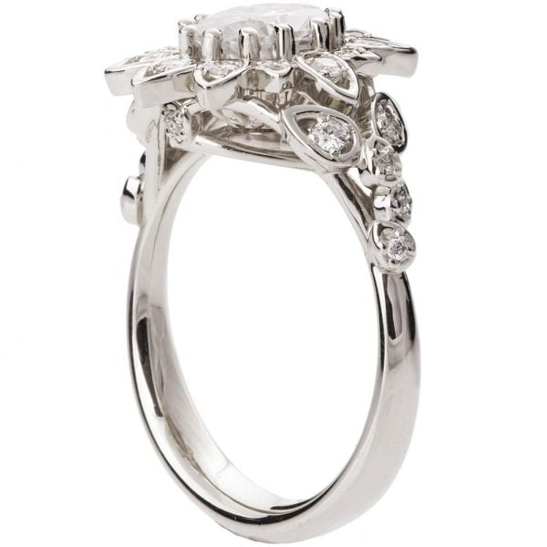 טבעת אירוסין וינטאג' מזהב לבן משובצת מואסניט ויהלומים Flower 2 Oval טבעות אירוסין