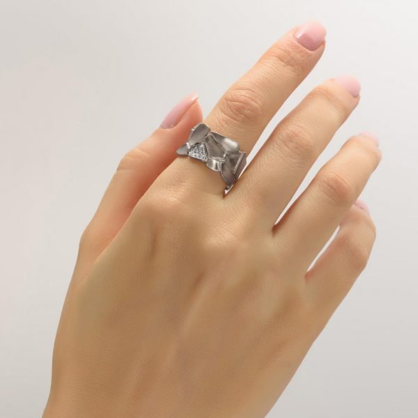 טבעת בהשראת הטבע עשויה פלטינה ומשובצת יהלומים 'אדמה סדוקה' Parched Earth #2D טבעות נישואין