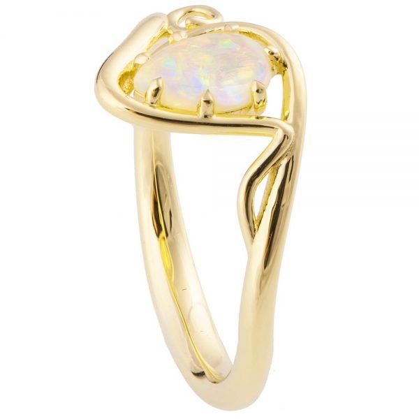 טבעת אירוסין טוויסט משובצת אופל עשויה זהב צהוב opal3 טבעות אירוסין