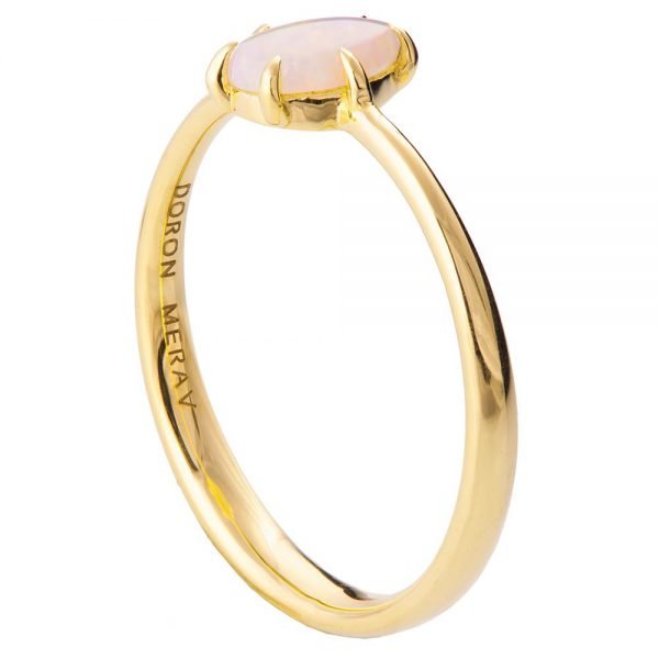 טבעת אירוסין מזהב צהוב סוליטר משובצת אופל טיפה אוסטרלי opal2 טבעות אירוסין