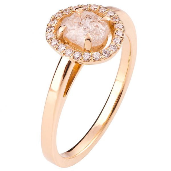 טבעת אירוסין עשויה זהב אדום ומשובצת יהלום גולמי מוקף בהילת יהלומים קטנים טבעות אירוסין