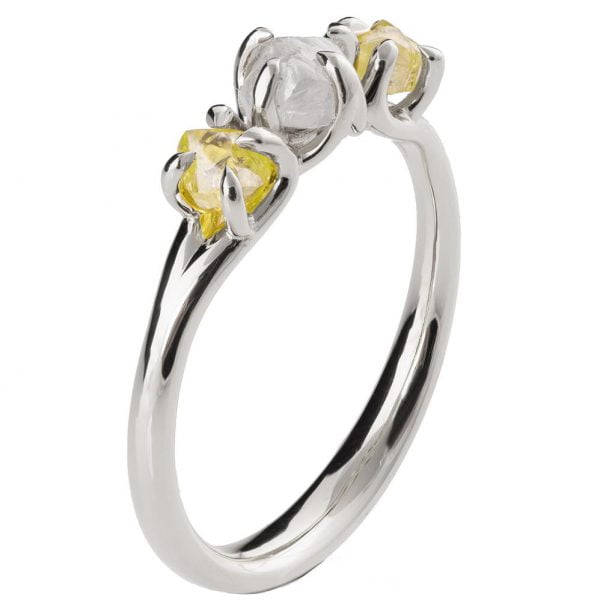 טבעת ייחודית בשיבוץ יהלומי גלם עשויה זהב לבן טבעות אירוסין